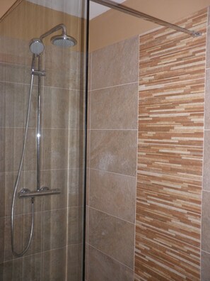 Dusche, Haartrockner, Handtücher