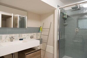 Douche, sèche-cheveux, bidet, serviettes fournies