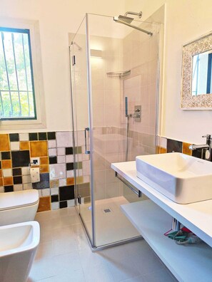 Regadera, secadora de cabello, bidet, toallas 