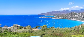 Fantastic villa with infinity pool, 4 bedrooms and 4 bathrooms, Jacuzzi