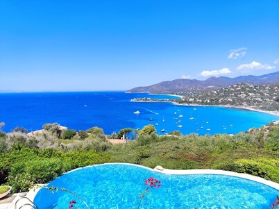 Fantastic villa with infinity pool, 4 bedrooms and 4 bathrooms, Jacuzzi