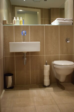 Apartment | Bathroom | Free toiletries, hair dryer, towels - Serviced Apartments Leeds 2 (Leeds)