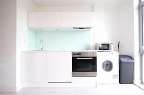 Apartment | Private kitchen | Full-size fridge, microwave, oven, stovetop - Serviced Apartments Leeds 2 (Leeds)