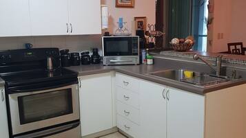 Deluxe Apartment, 1 Bedroom, Non Smoking | Private kitchen | Full-sized fridge, microwave, oven, stovetop