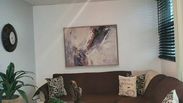 Căn hộ Deluxe, 1 phòng ngủ, không hút thuốc | Khu phòng khách | TV màn hình phẳng 45-inch có truyền hình kỹ thuật số, TV, đầu đĩa DVD