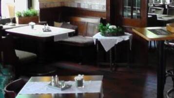 Tägliches Frühstücksbuffet gegen Gebühr