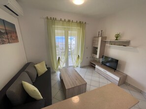 TV - Super apartment with panoramic views and air conditioning (Novi Vinodolski)