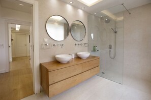 Bathtub, hair dryer, towels, soap - Villa Marina - Luxury Villa with pool and sea-view (Neos Voutzas)