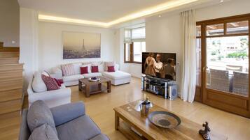 Una Smart TV, una chimenea, un reproductor de DVD