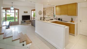 Frigorífico, microondas, horno y placa de cocina