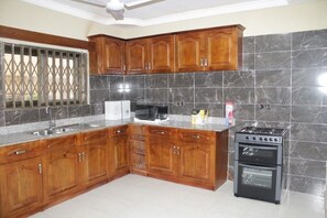 Microwave, coffee/tea maker, cookware/dishes/utensils - Luxury Fully Furnished 3 Bedroom apartment in a Serene residential area in (Accra)