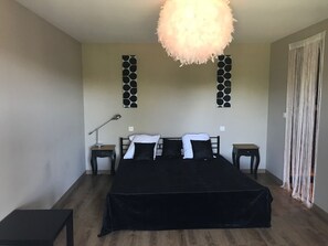 4 chambres, bureau, fer et planche à repasser, lit de bébé portatif