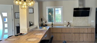 Pool, 4 chambres, 4 SdB, clima, cuisine extérieure, grands jardins, aire de jeux