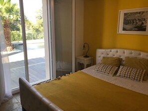 4 chambres, bureau, fer et planche Ă repasser, lit parapluie