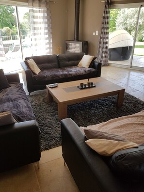 Téléviseur connecté, foyer, lecteur de DVD, table de baby-foot