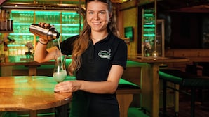 A bartender pouring a drink into a glass. - Landhotel Grashof (Kalbach)