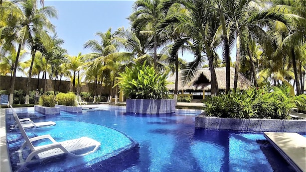 Outdoor pool, sun loungers