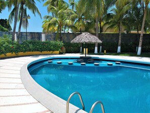 Hồ bơi ngoài trời, ghế dài tắm nắng 