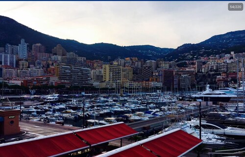 Cagnes sur Mer Côte d'azur terrasse face à la mer piscine dans le parc parking 
