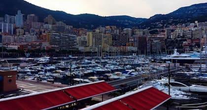 Cagnes sur Mer Côte d'azur terrasse face à la mer piscine dans le parc parking