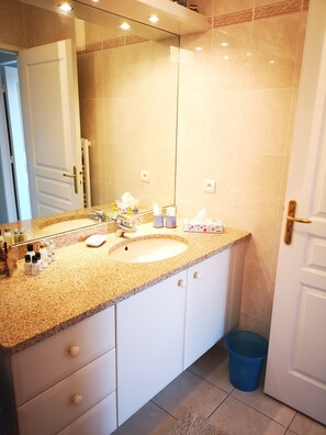 Combined shower/bathtub, hair dryer, towels, soap
