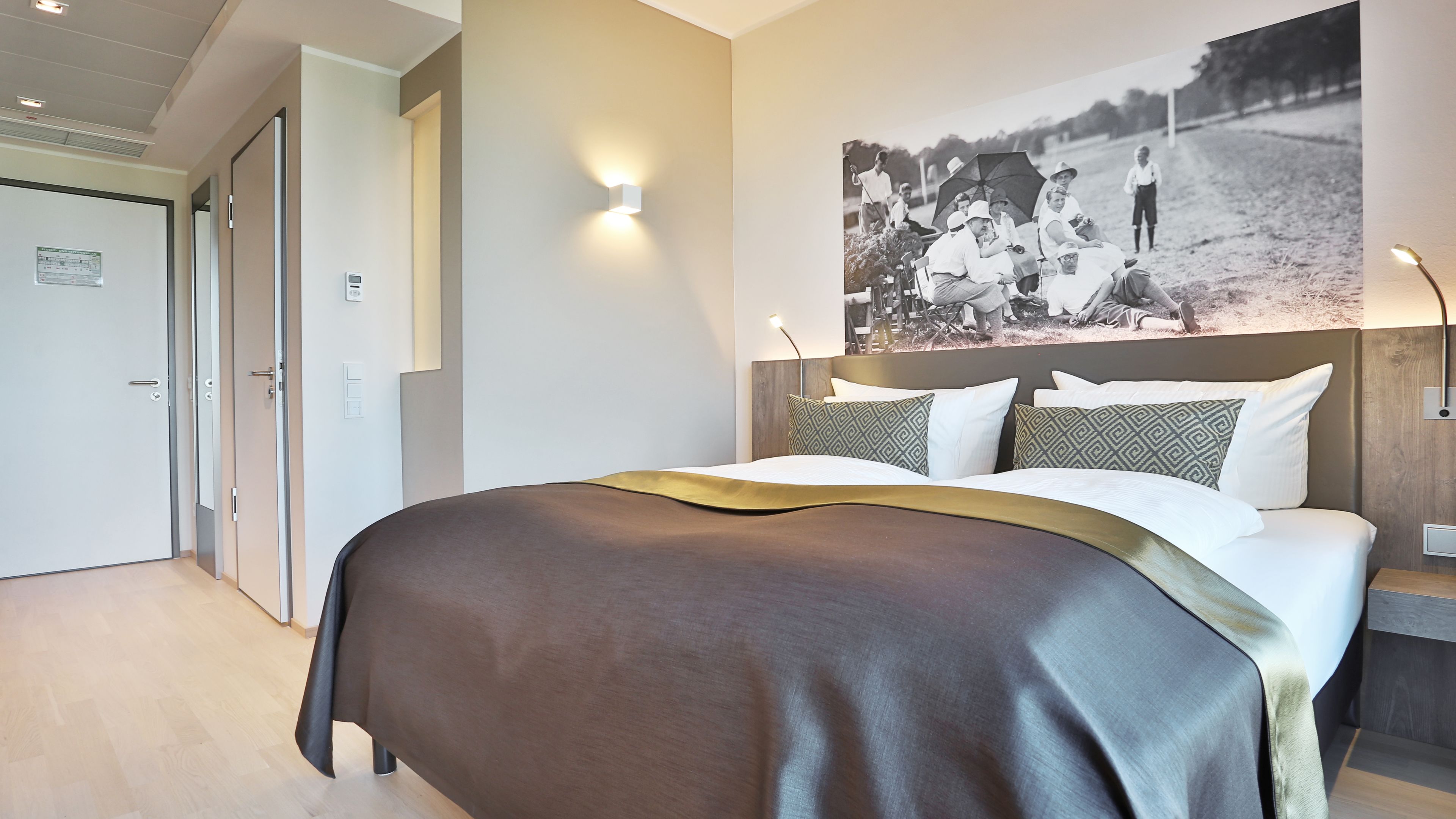 comfort double room, 1 double bed (2 mattresses) | hypo-allergenic bedding, in-room safe, desk, laptop workspace