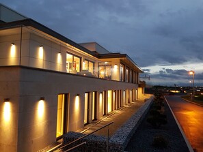 Voorkant accommodatie - avond/nacht
