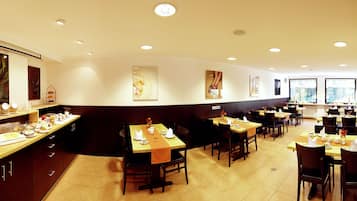 Buffet déjeuner gratuit tous les jours