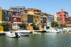 A marina with colorful buildings and boats docked. - ApartUP Saplaya Harbour (Alboraya)