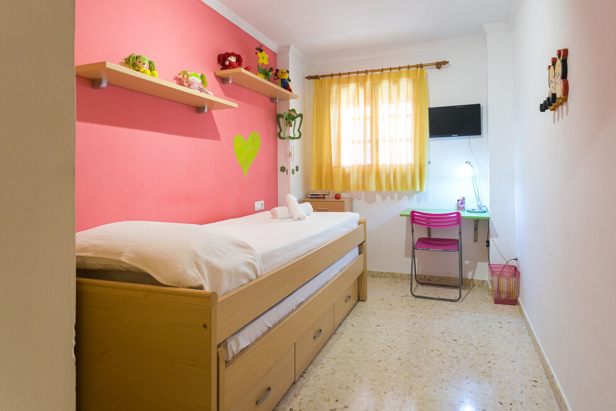 3 bedrooms, iron/ironing board, WiFi (free), bed sheets