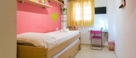 3 bedrooms, iron/ironing board, WiFi (free), bed sheets