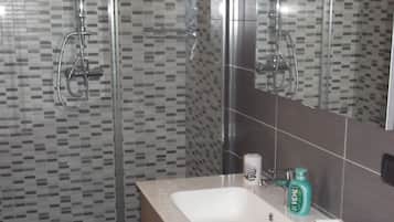 Doccia, asciugacapelli, bidet, asciugamani