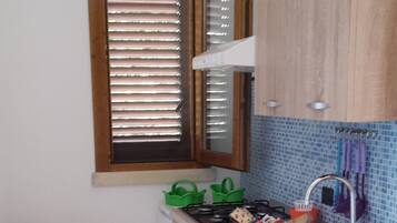 Refrigerador, microondas, parrilla de estufa y tostadora