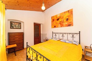 2 bedrooms, iron/ironing board, free WiFi, bed sheets - Costarainera typical Ligurian village between Sanremo and Imperia-terrace overlooking the sea WI-FI (Costarainera)
