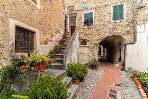 Costarainera typisch ligurischen Dorf zwischen Sanremo und Imperia-Terrasse mit Blick auf das Meer WI-FI