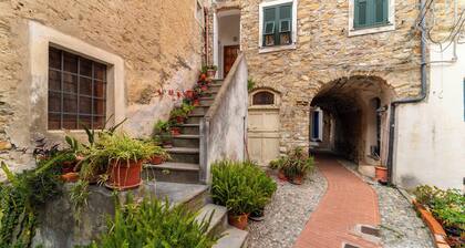 Costarainera typique village ligure entre Sanremo et Imperia-terrasse avec vue sur la mer WI-FI