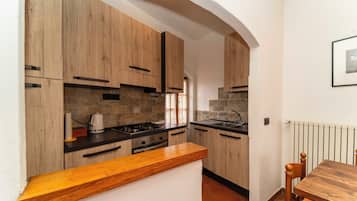 Réfrigérateur, four, plaque de cuisson, cafetiÚre/bouilloire