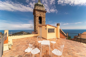 Outdoor dining - Costarainera typical Ligurian village between Sanremo and Imperia-terrace overlooking the sea WI-FI (Costarainera)