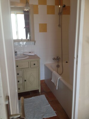 Amenidades de baño gratuitas, secadora de cabello, toallas 