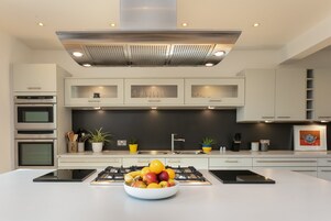 Casa Deluxe, 4 habitaciones, no fumadores | Cocina privada | Frigorífico, microondas, horno y placa de cocina