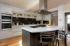 华丽独立别墅, 4 间卧室, 无烟房 | 私人厨房 | 冰箱、微波炉、烤箱、炉灶