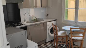 Fridge, oven, stovetop, coffee/tea maker