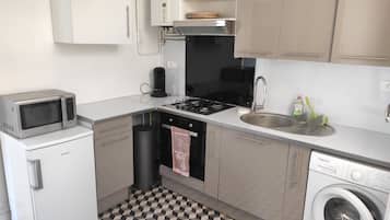 Réfrigérateur, four, plaque de cuisson, cafetiÚre/bouilloire