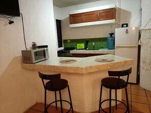 ثلاجة، �ميكروويف، موقد طهي مسطح، ماكينة لصنع القهوة/الشاي