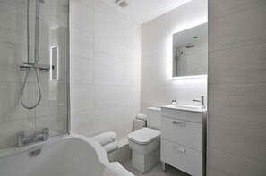 Comfort House, 3 Bedrooms, Non Smoking | Bathroom | Combined shower/bathtub, towels, shampoo - The Huntington - Donnini Apartments (Ayr)