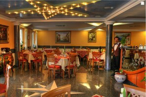 Breakfast, lunch and dinner served - Hotel Garda (Darmstadt)