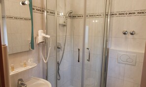 Dusche, Haartrockner, Handtücher