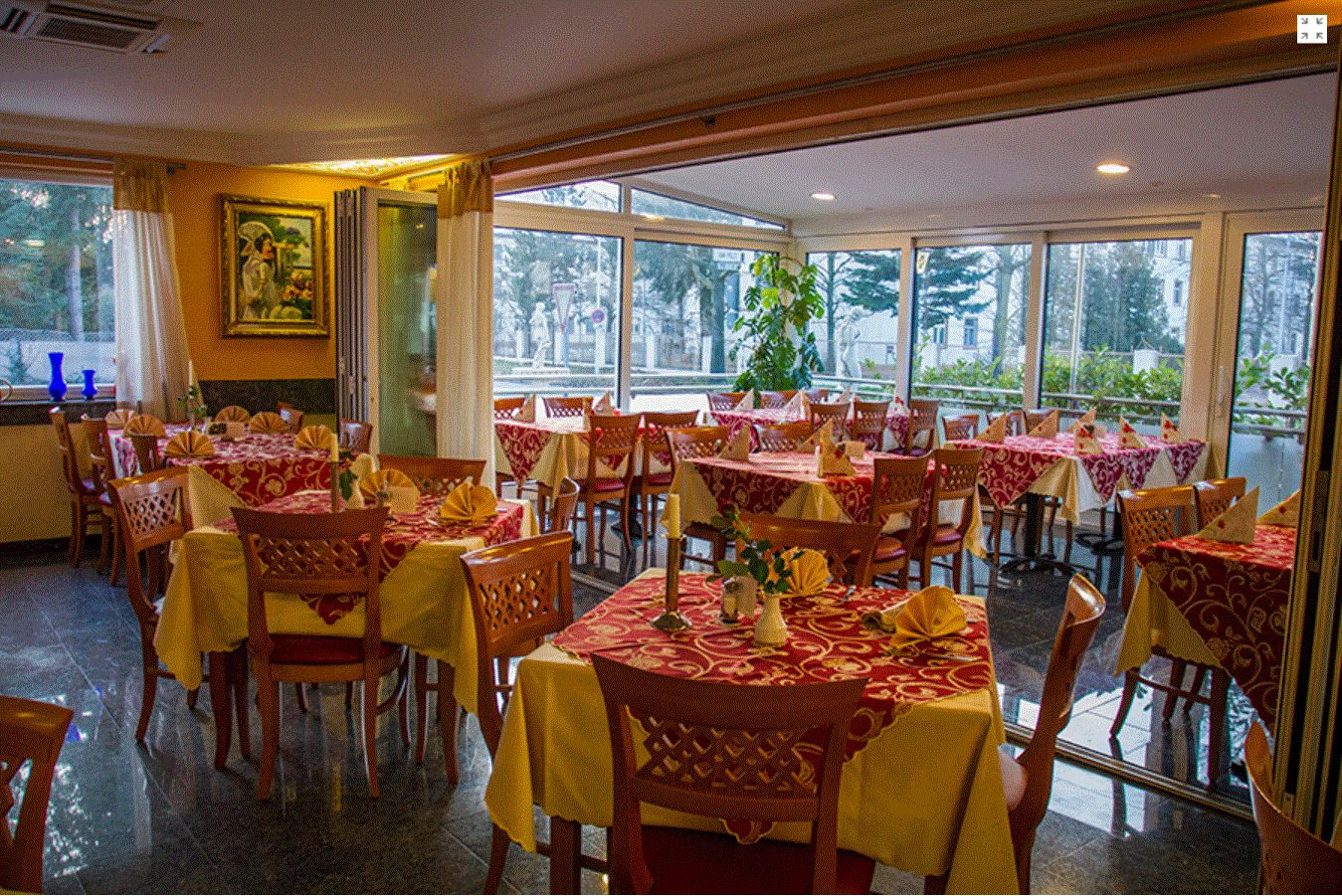 Serveert ontbijt, lunch, diner, Italiaanse gerechten 