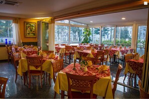 供应早餐、午餐和晚餐，意大利菜