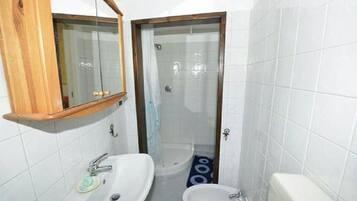 SĂšche-cheveux, serviettes fournies